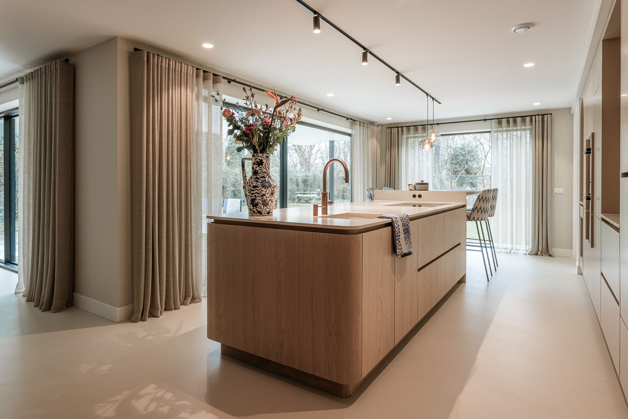 Modern design met zachte rondingen en luxe materialen